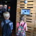 Bezoek kinderen kijken naar expositie Zeehondencentrum