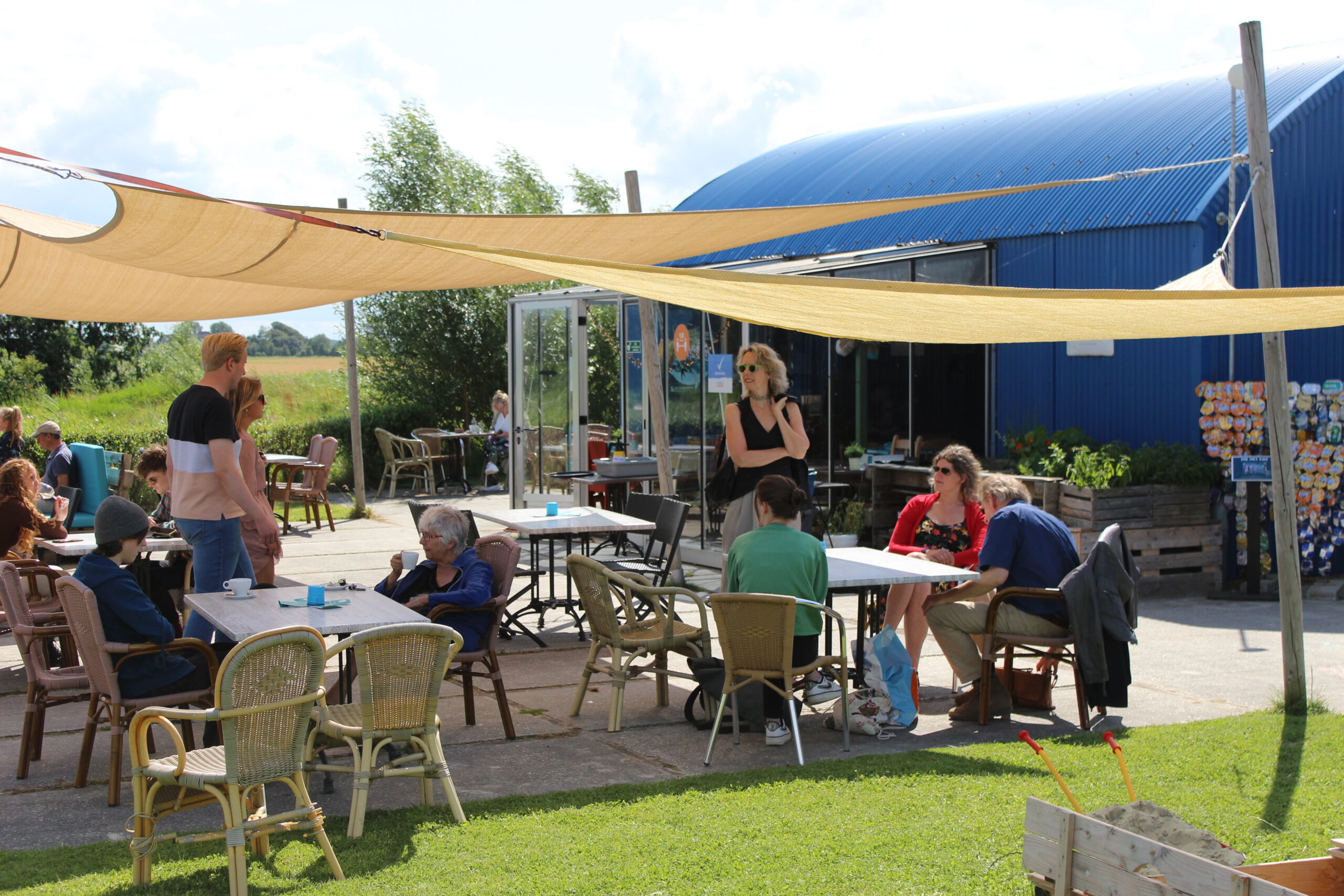 Geniet van eten en drinken op het terras bij het Zomerpaviljoen van het Zeehondencentrum