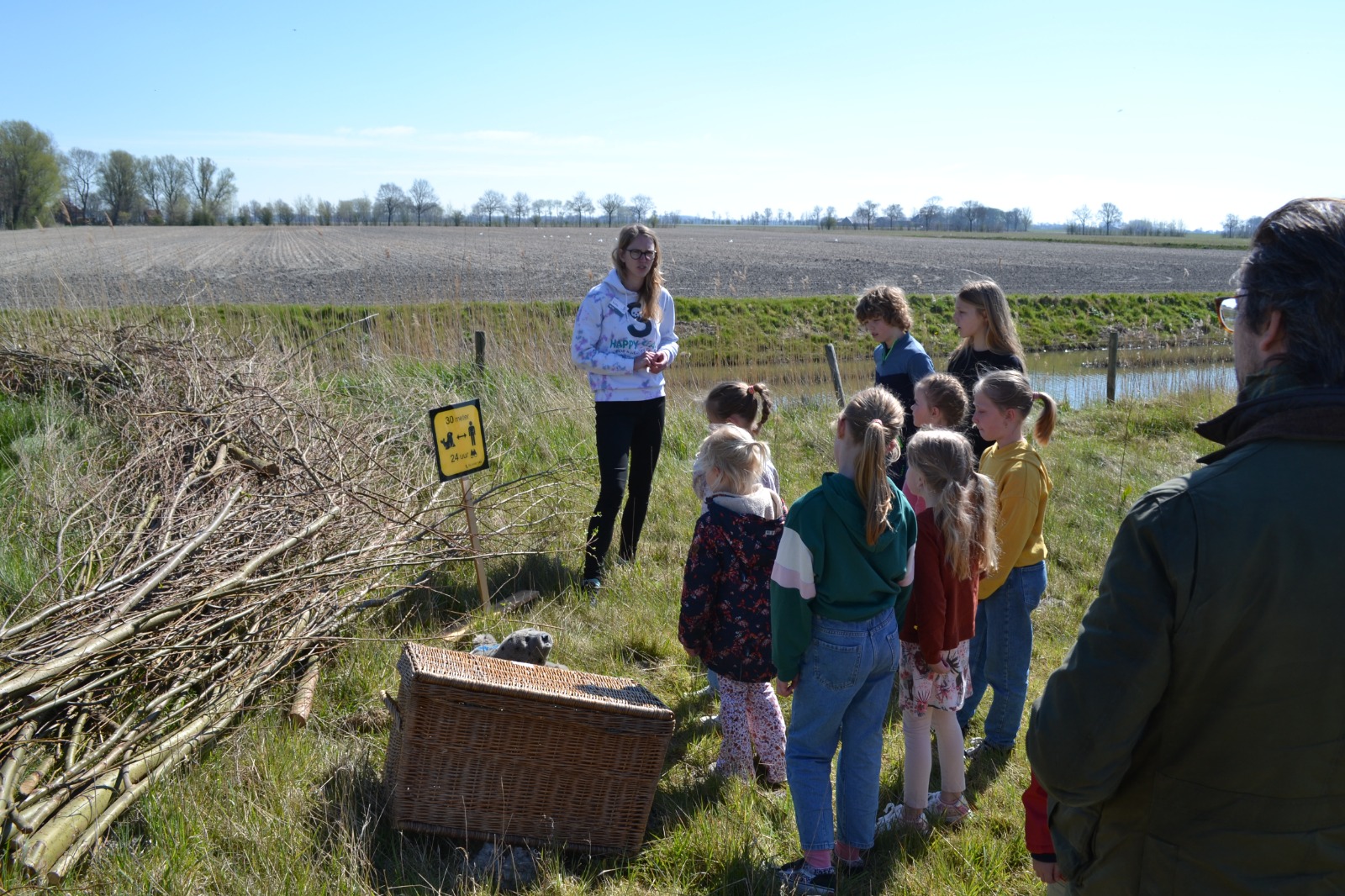 Medewerker Zeehondencentrum geeft presentatie aan kinderen