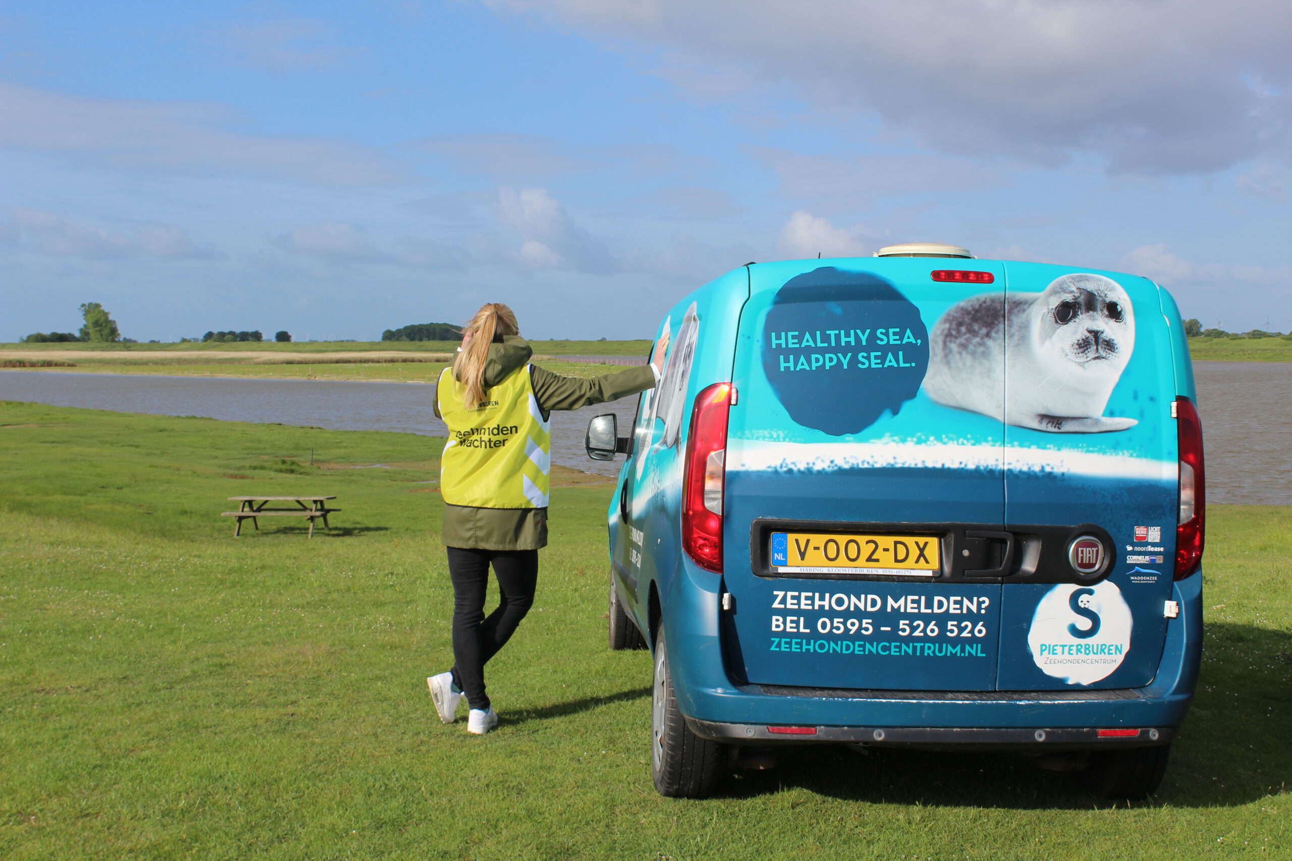 zeehondenwachter met auto